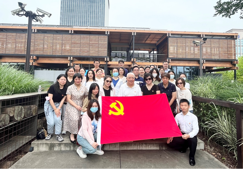 开展“沿着习近平总书记上海足迹”学习教育实践活动